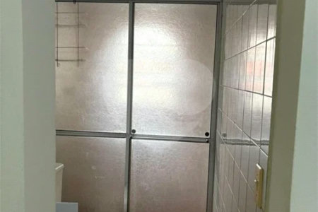 São Paulo - Capital - Bairro Santa Cruz - R4 495.000,00 - Aceita permuta por imóvel na cidade de Indaiatuba- Sp - Sobrado em rua residencial sem saída e com praça particular. O imóvel possui 2 quartos — 1 suíte com dois ambientes e acesso a hall externo. Sala ampla, cozinha com dois ambientes