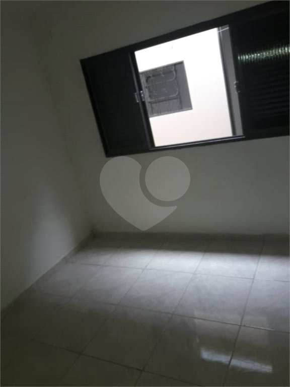 Casa térrea com 2 dormitórios.