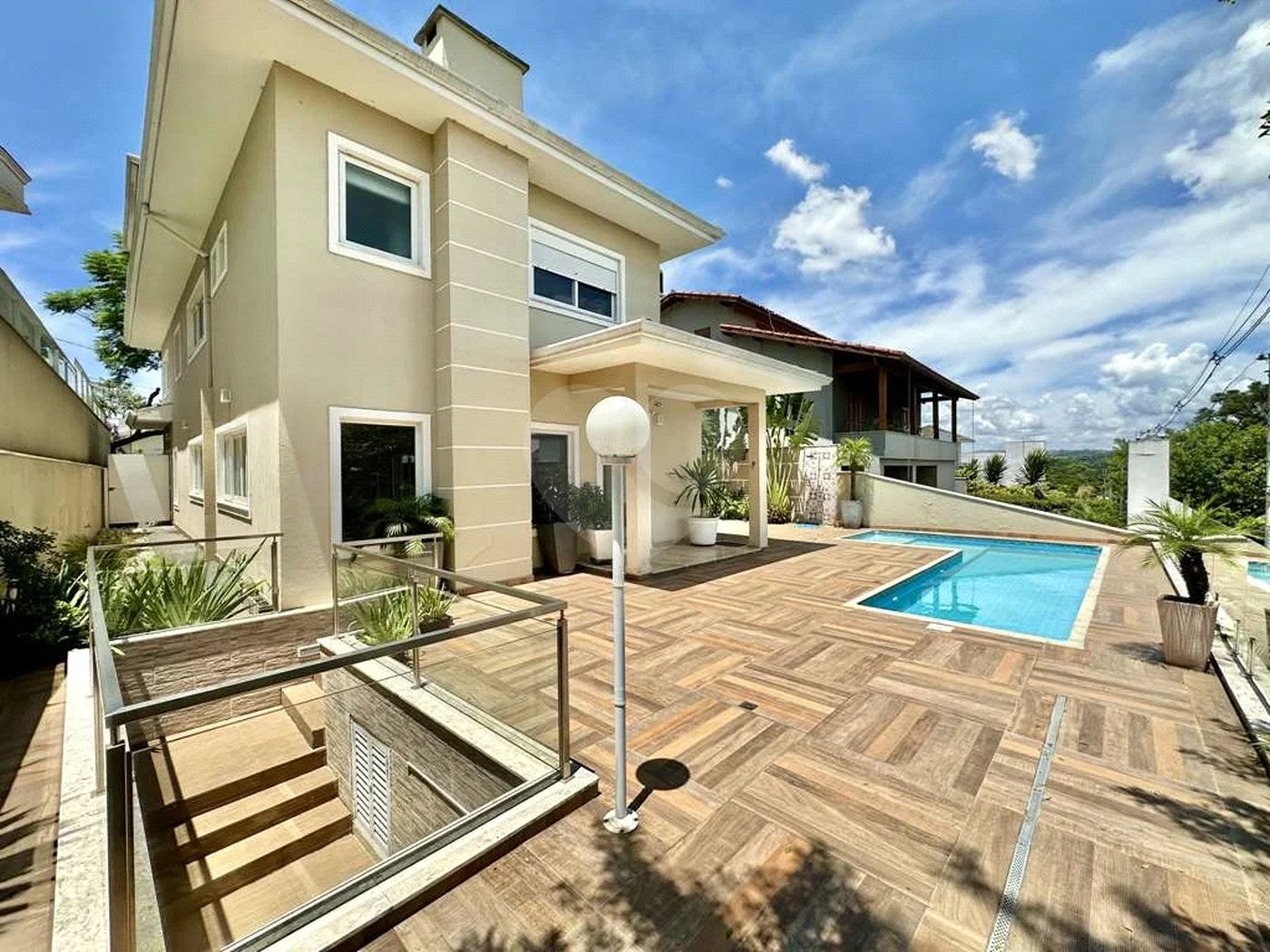 Casa em condomínio Impecável, 4 dorms / 2 suítes, varanda gourmet, piscina, 3 lareiras