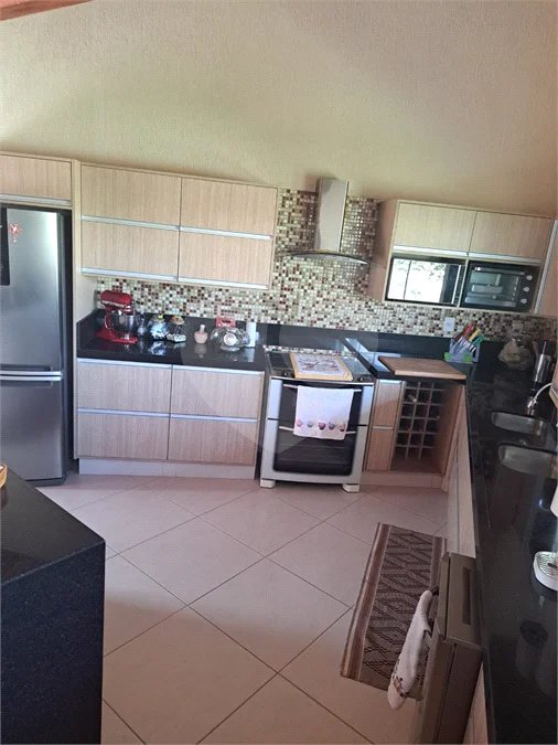 Casa Ampla com 5 Dormitórios, Piscina e Lazer Completo em Terreno de 1.260 m²
