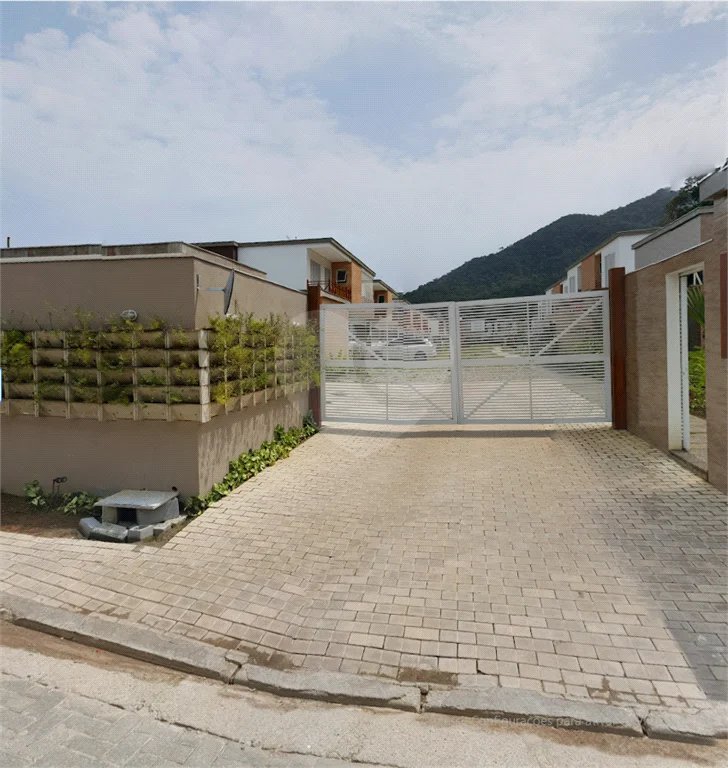 Maravilhosa Casa em Condomínio com 4 Suítes na Praia de Juquehy!!!