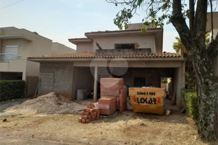 Casa em Construção com Área Gourmet e Piscina no Condomínio Damha II