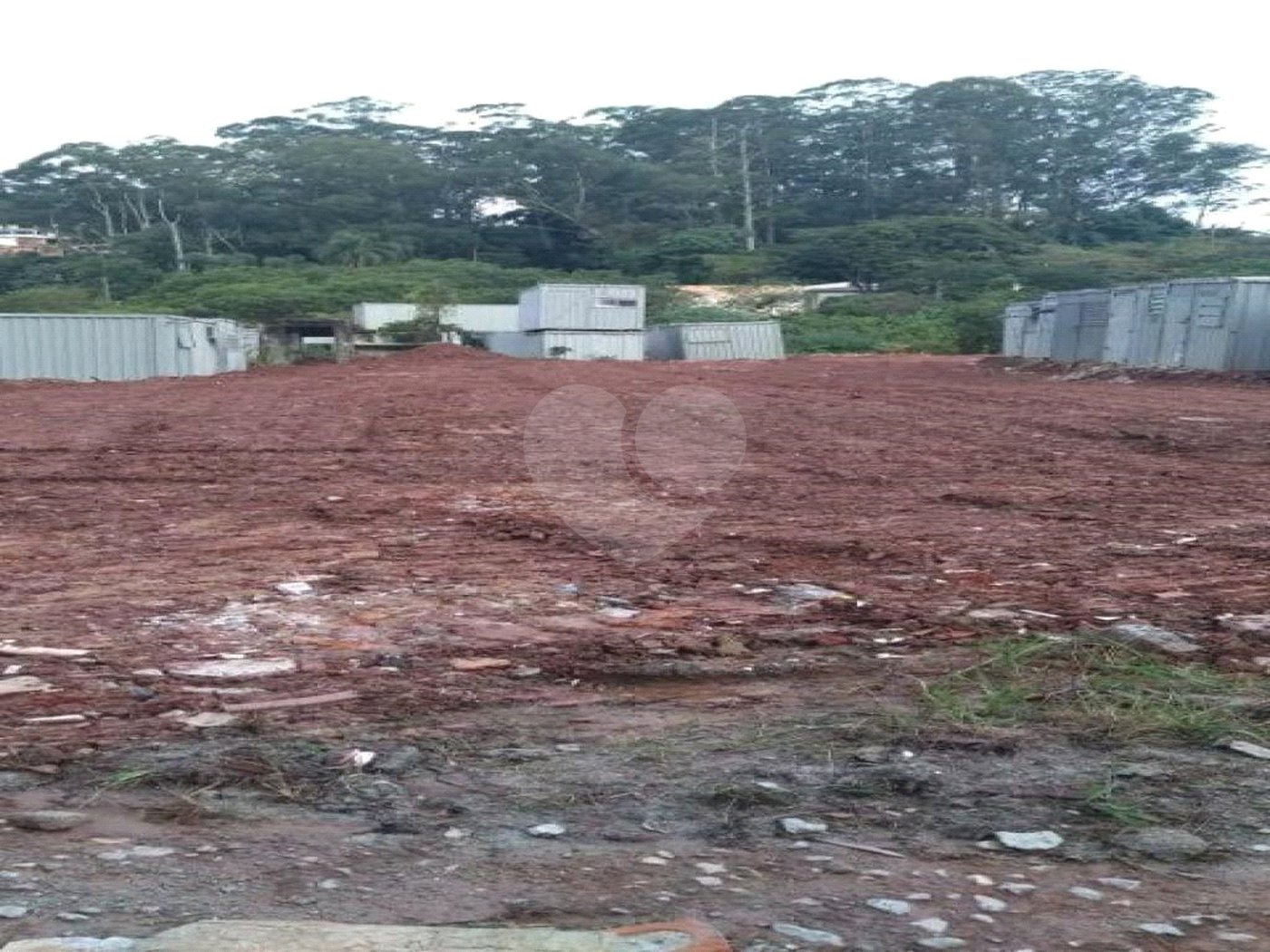 Terreno plano, com 12.000 M² disponivel para construção. Venha fazer uma visita.