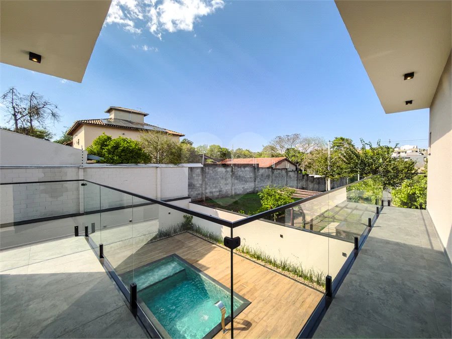 Indaiatuba - Condomínio Milano - Sobrado - 350 m² de terreno - 240 m² de área construída - 4 vagas de garagem, sendo 2 cobertas - Salas de estar e jantar integradas - 3 suítes com closet e varanda no pavimento superior - Escritório no térreo - Espaço gourmet com churrasqueira - Banheiro externo
