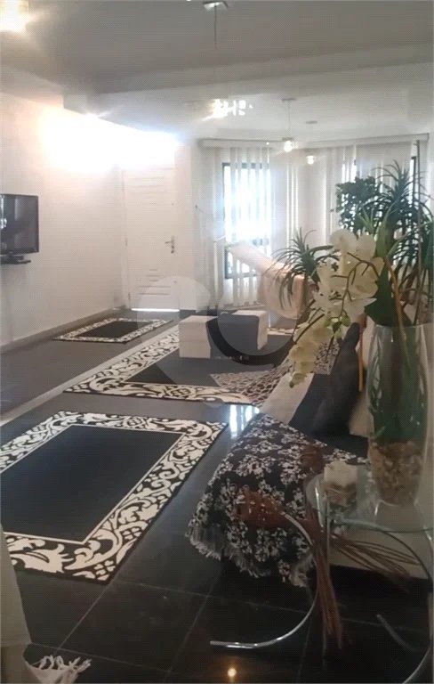 Sobrado de 242 m² com 3 Suítes e 4 Vagas de Garagem no Ipiranga
