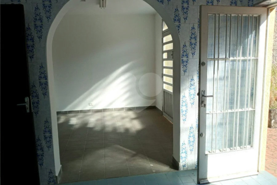 Casa com 4 dormitórios e 4 vagas.
