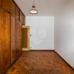 Casa à venda em Moema de 280m² com 4 dormitórios, sendo 1 suíte e 2 vagas de garagem.