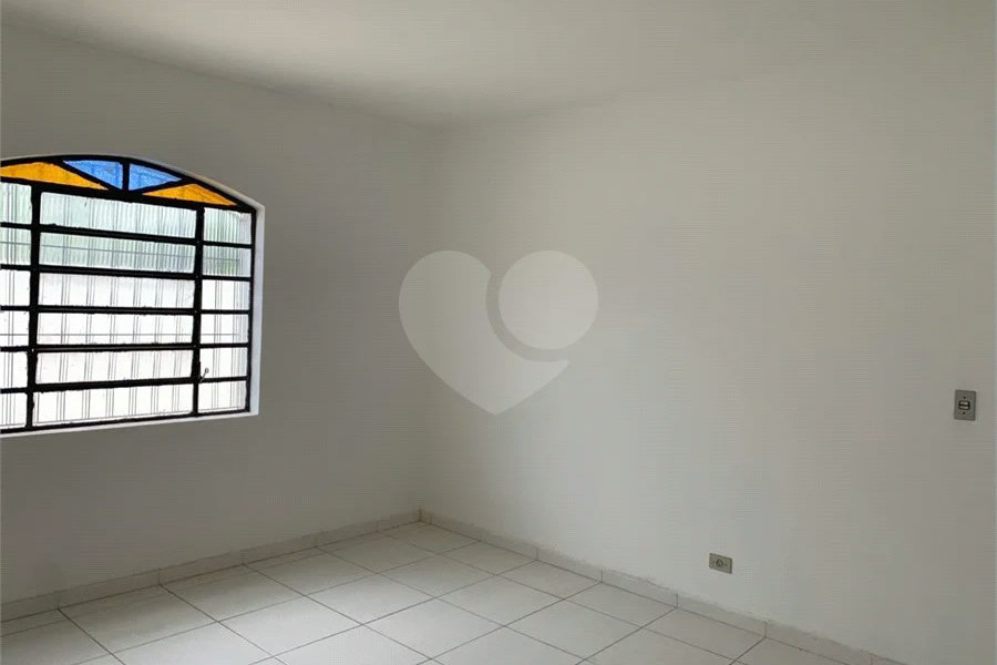 Casa espaçosa com 3 quartos, suíte, quintal e 2 vagas na Vila Santa Catarina