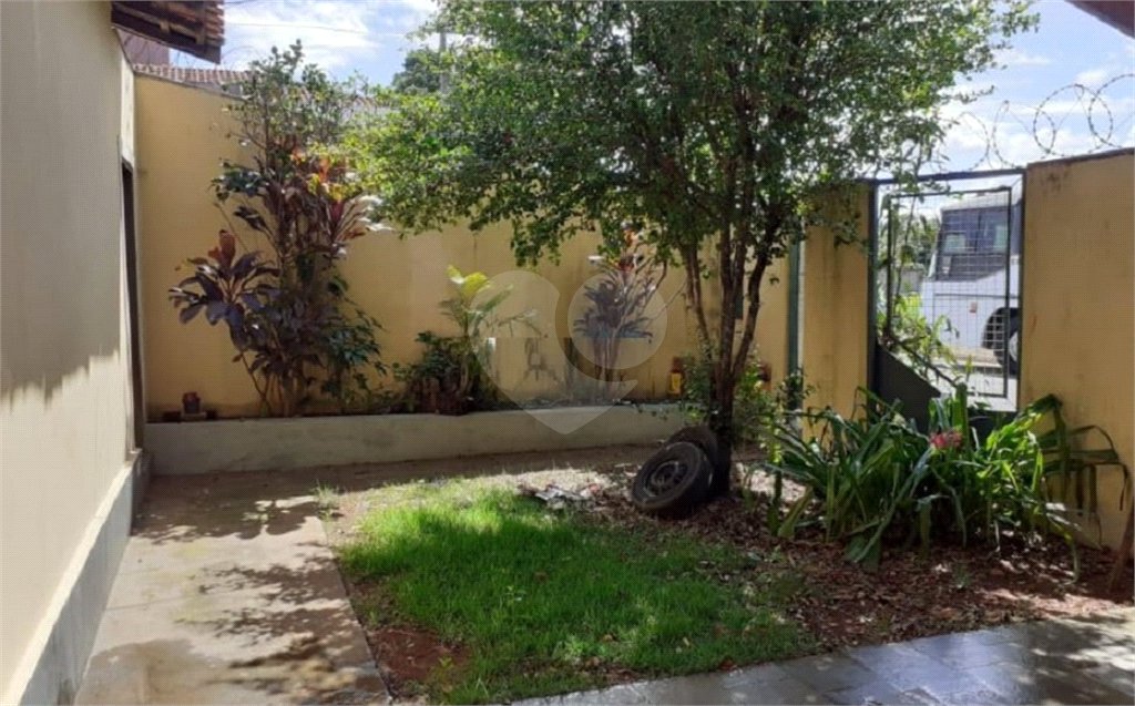 Casa Térrea com 2 dormitórios.