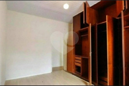 Sobrado à venda na Mooca de 212m² com 2 dormitórios, 1 suíte e 2 vagas.