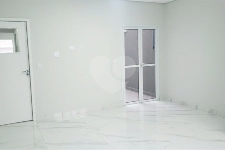 Sobrado novo com 3 suítes, 4 vagas, espaço gourmet com churrasqueira, jardim de inverno e acabamento premium. Conforto, modernidade e sofisticação.