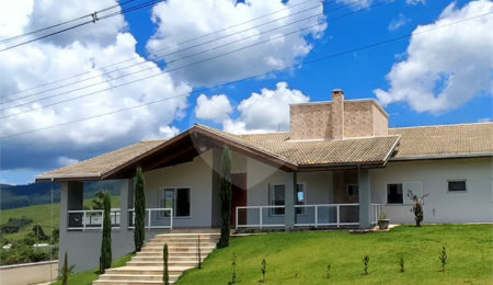 Casa à venda com 7 quartos, sendo 3 suítes, em Residencial e Industrial Campo Alegre, Poços de Caldas, MG
