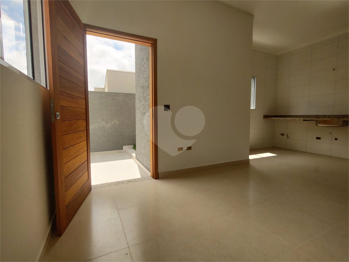 Casa térrea em Atibaia com 3 suítes, sala 2 ambientes, 2 vagas garagem, excelente localização, pronta para morar