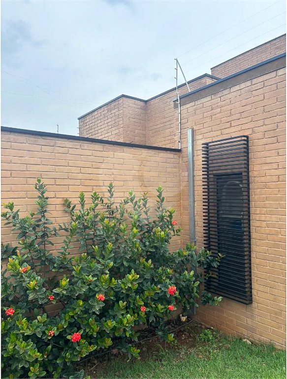 Casa Térrea com Acabamento em Tijolo Aparente e Quintal Amplo - Próximo ao Shopping Iguatemi