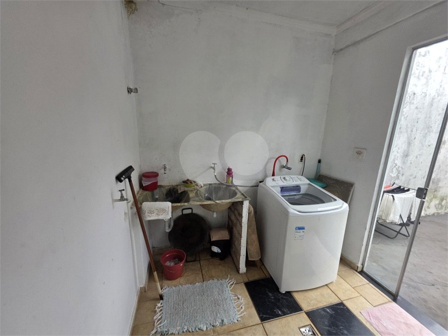 Casa térrea à venda no Douradinho com 2 quartos e edícula com mais dois quartos e 2 banheiros.