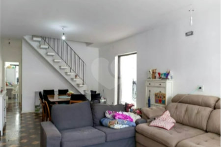 Sua oportunidade única na Vila Gumercindo! Casa espaçosa de 257m² com 4 dormitórios (sendo 2 suítes), 2 vagas de garagem e excelente localização, venda.