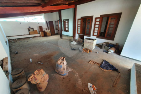 Casa térrea com 5 dormitórios, sendo 2 suítes.