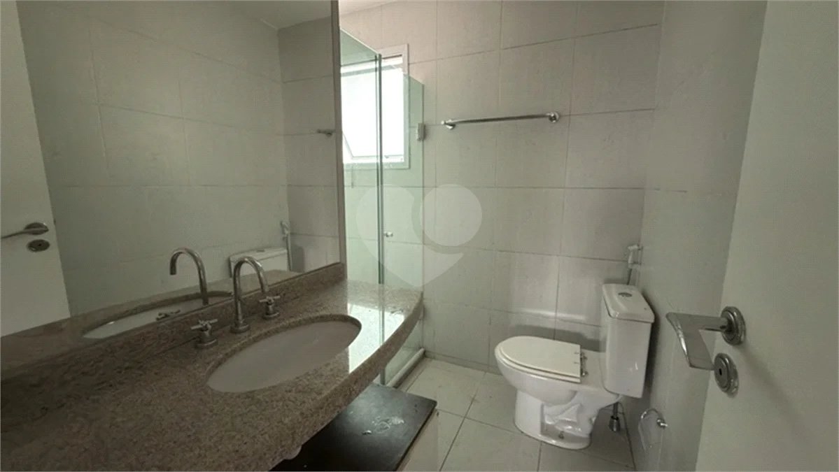 Apartamento de 155 m² com 4 dormitórios, varanda e 2 vagas de garagem. Condomínio com piscinas adulto, infantil e aquecida, lazer e portaria 24 horas.