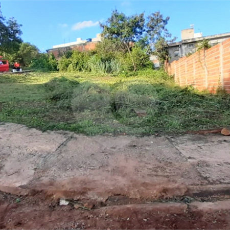 Terreno com 305,82 m² .