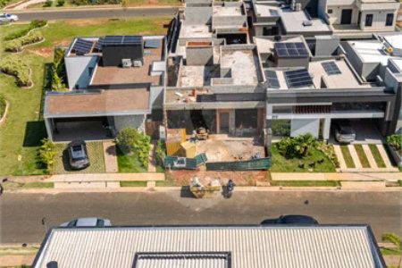 Indaiatuba - Condominio Villa Sapezal - 318 m² de Terreno - 230 m² de Área Construída - 3 suítes, sendo 1 Master com closet planejado - Sala de TV - Sala de estar integrada à Sala de jantar - Cozinha com móveis planejados - Despensa - Escritório planejado - Lavabo - Piscina com preparação para aquec