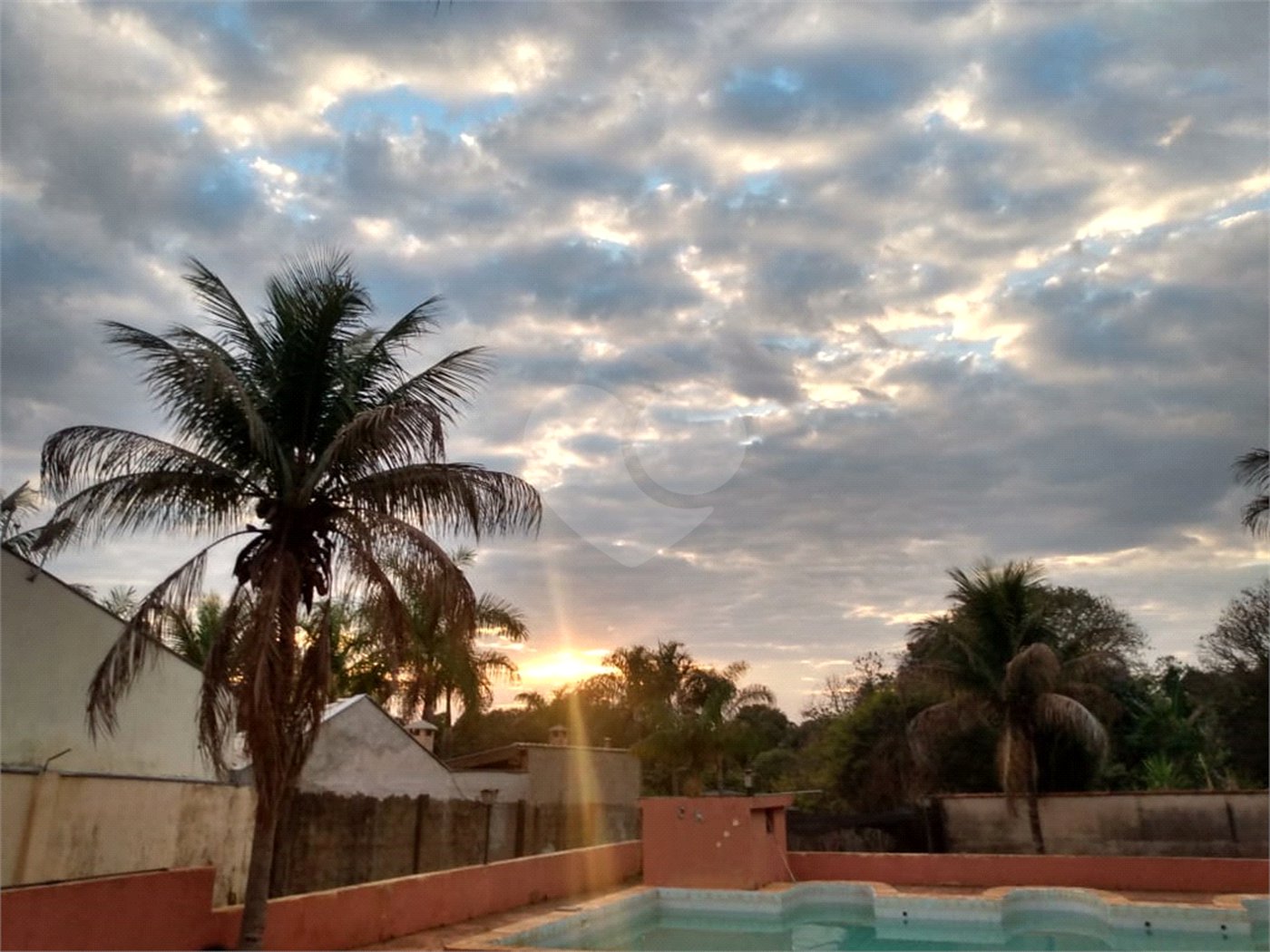 Casa Térrea com 3 dormitórios, sendo 1 suíte.