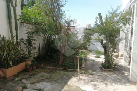 Casa de 1 dormitório com quintal e jardim na Vila Ipojuca!
