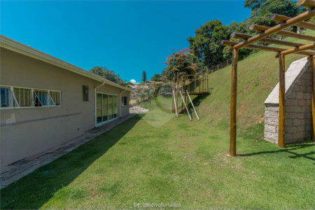 Casa à venda com 4 suítes no condomínio Vale da Santa Fé, Vinhedo - SP