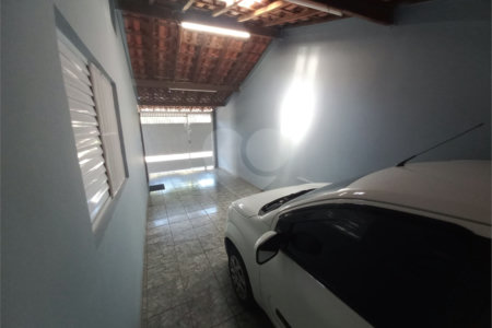 Casa Térrea com 3 dormitórios, sendo 1 suíte.