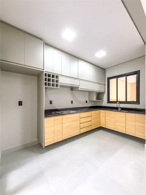 Indaiatuba - Jardim Bom sucesso - Área total: 150m² - Área construída: 115m² - 3 dormitórios sendo 1 suíte com armário planejado;Sala para dois ambientes; Banheiros com box gabinetes e espelhos; Área gourmet com churrasqueira a carvão e móveis planejados; Lavanderia coberta; Ar condicionado na sala