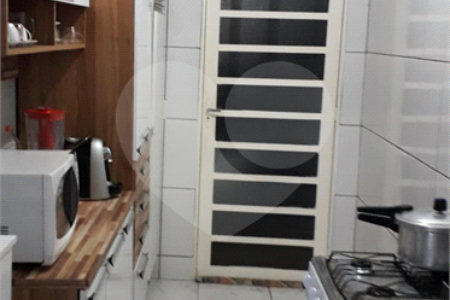 Casa térrea com 3 dormitórios, sendo 1 suíte.