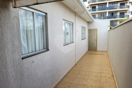 Casa térrea com 2 dormitórios, sendo 1 suíte.