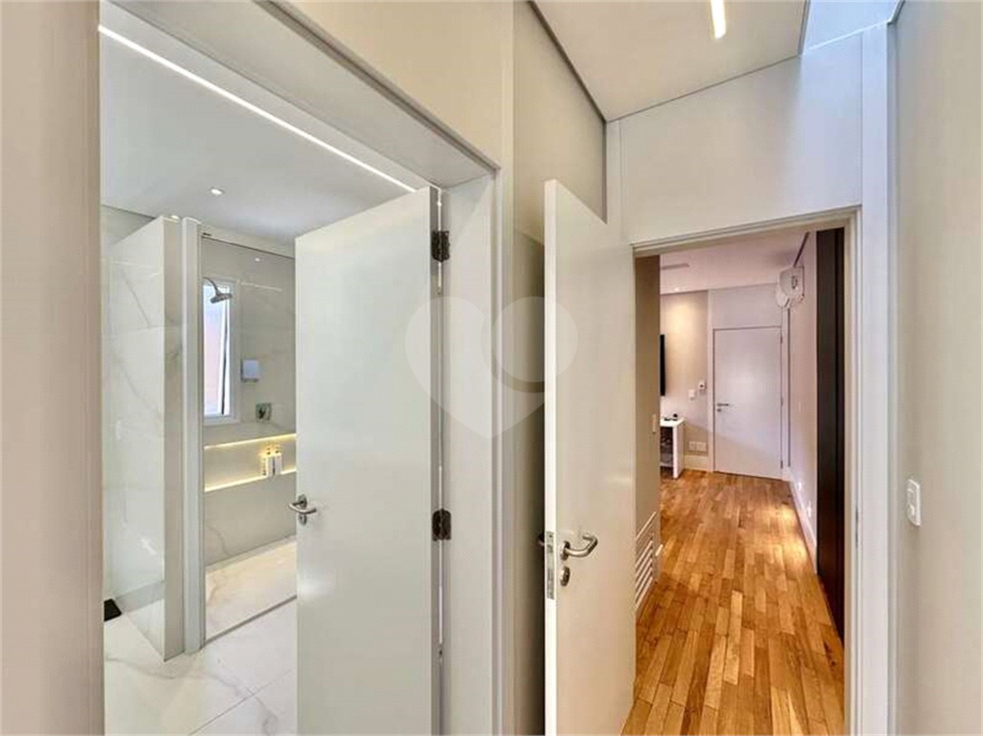 Casa Contemporânea e Mobiliada no Condomínio Palos Verdes – A Essência do Alto Padrão na Granja Viana – 7 suítes, 4 pavimentos com elevador