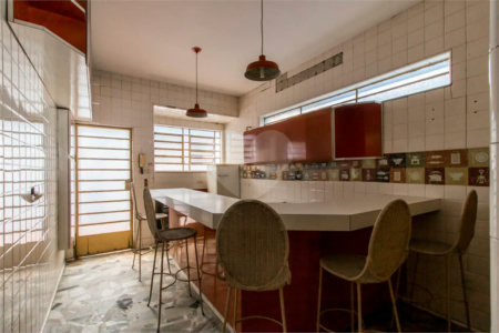 Casa à venda em Moema de 280m² com 4 dormitórios, sendo 1 suíte e 2 vagas de garagem.