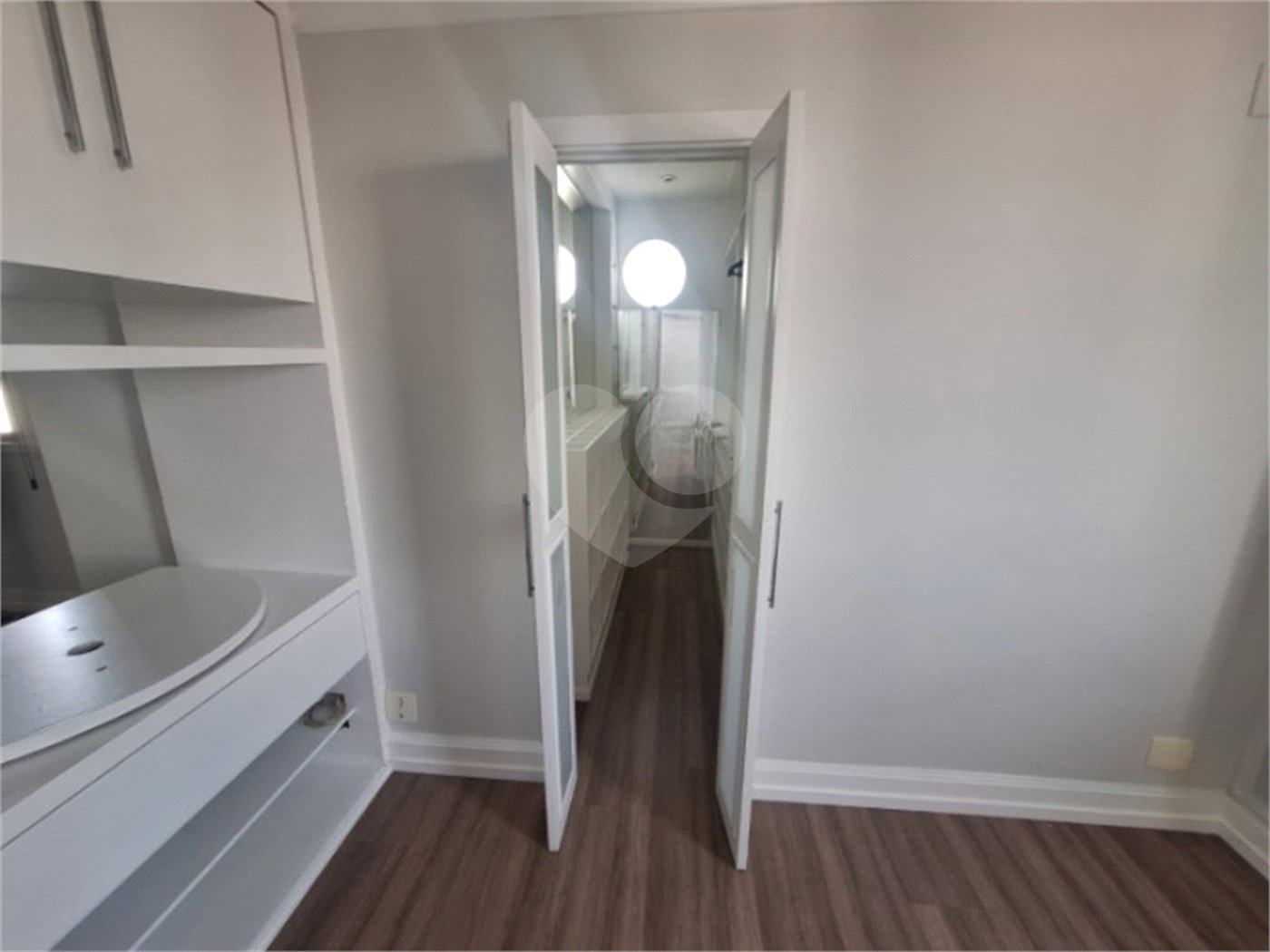 Apartamento para locação com 2 dormitórios, sendo 1 suíte com 02 vagas, totalmente climatizado nos 3 ambientes