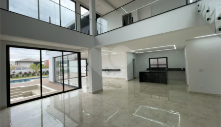 Casa à venda com 4 suítes no condomínio Figueira Garden, Atibaia - SP