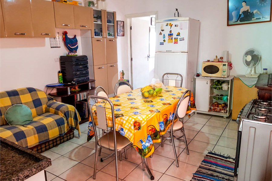 Sobrado para moradia de família grande ou para investidor.
