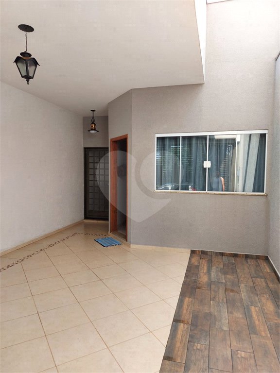 Casa Térrea com 2 dormitórios, sendo 1 suíte.