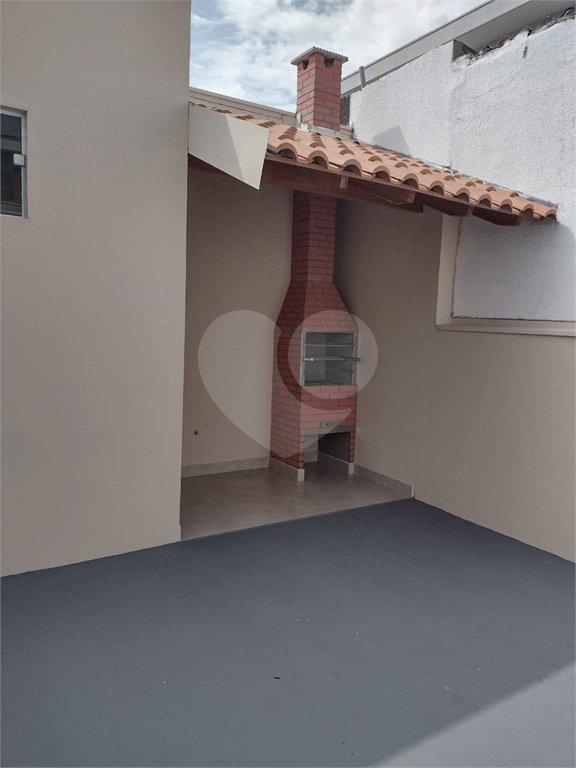 Casa Térrea com 3 dormitórios, sendo 1 suíte.
