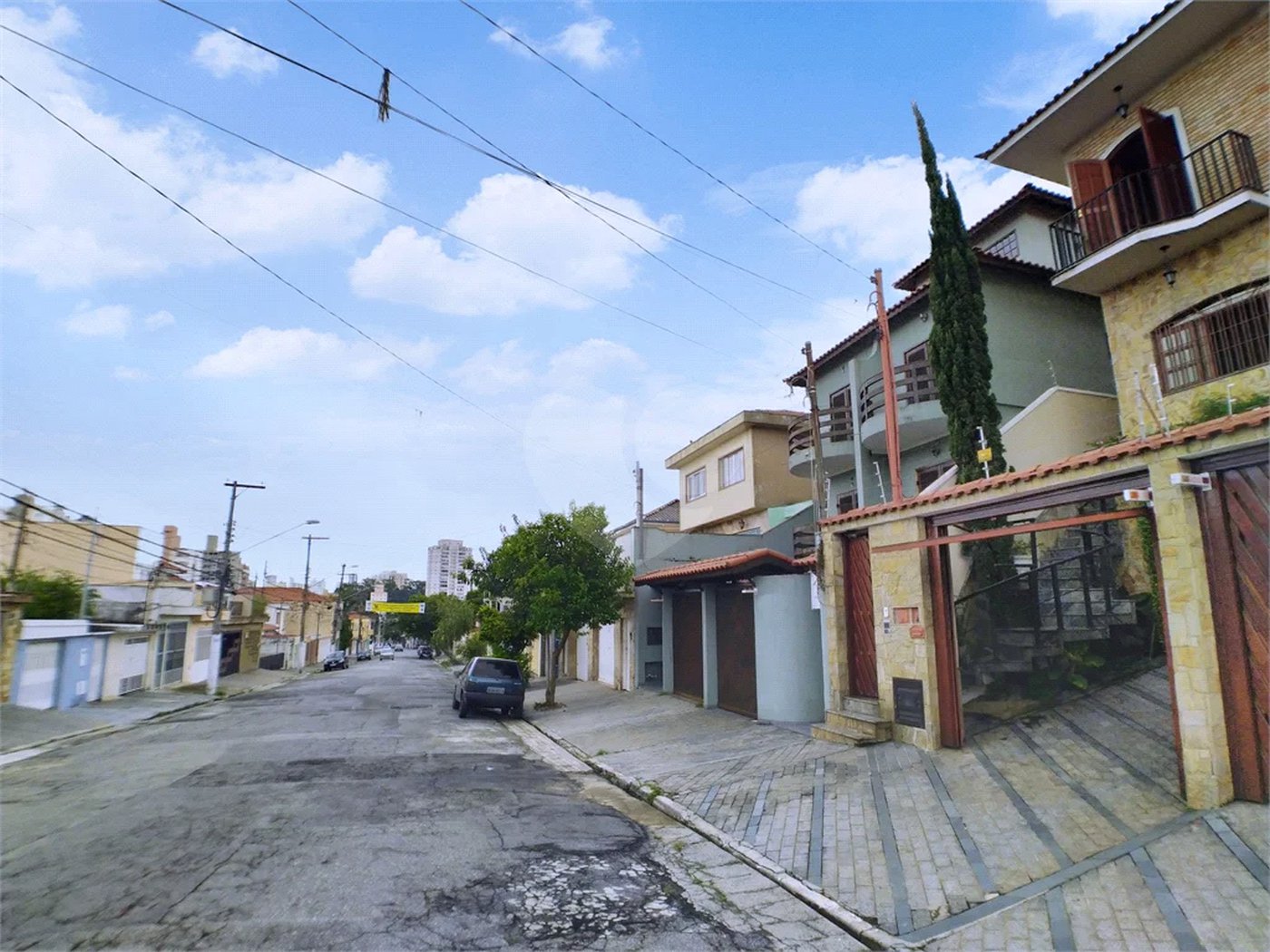 Sobrado com 3 suítes, 5 banheiros, 4 vagas, quintal e churrasqueira.