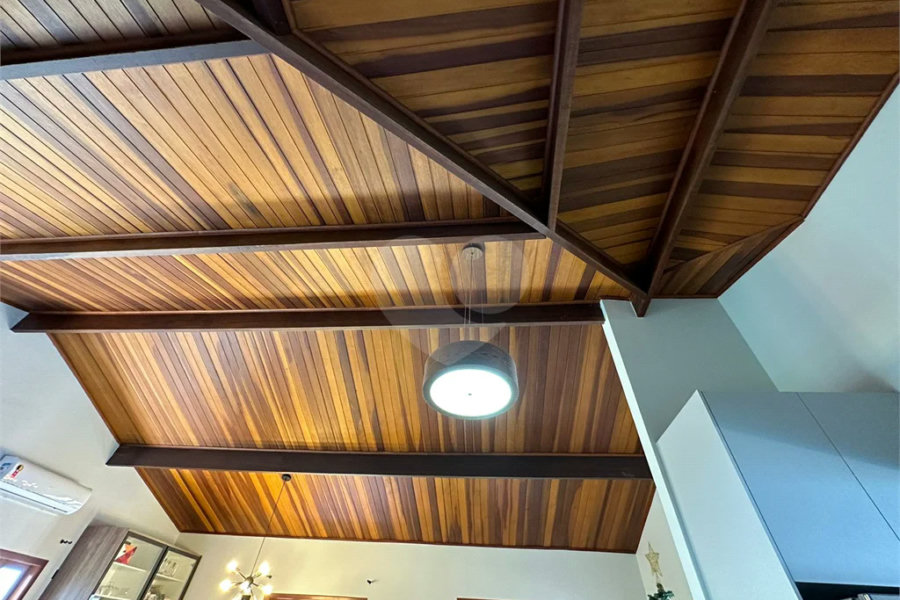 Casa à venda e locação no Condomínio Monte Alegre com 04 suítes.