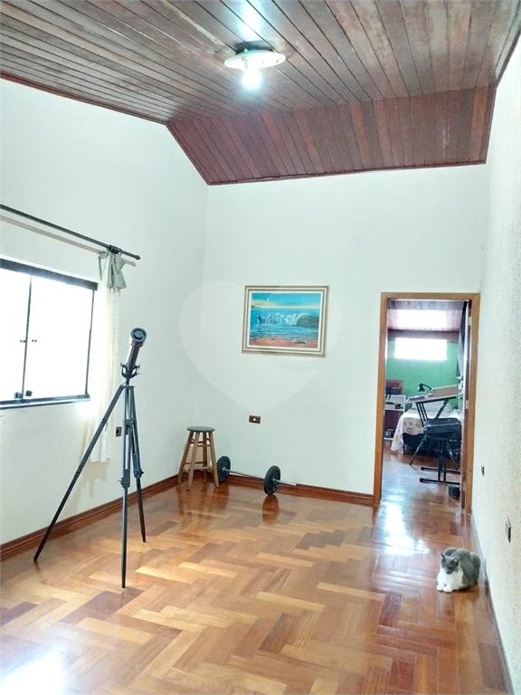Casa com 324m², 4 dormitórios, sendo 1 suíte, 4 vagas, à venda no Jardim Las Vegas em Santo André.