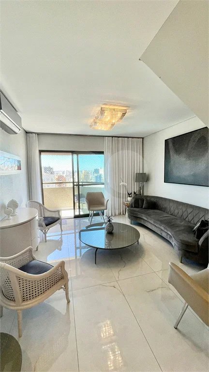Cobertura à venda na Aclimação de 300m² com 2 vagas.