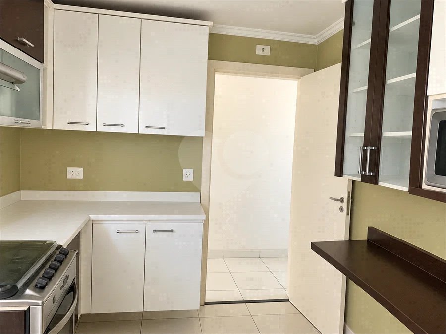 Cobertura de 255 m² com 3 dormitórios, 1 suíte, cozinha planejada, 2 vagas e área gourmet com churrasqueira.