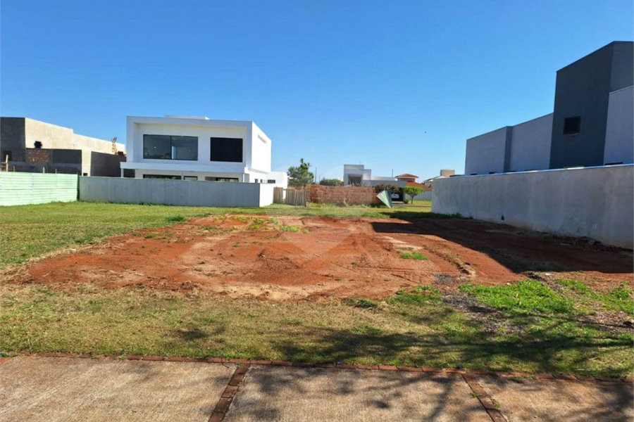 Terreno no Cyrela, plano e próximo do clube.