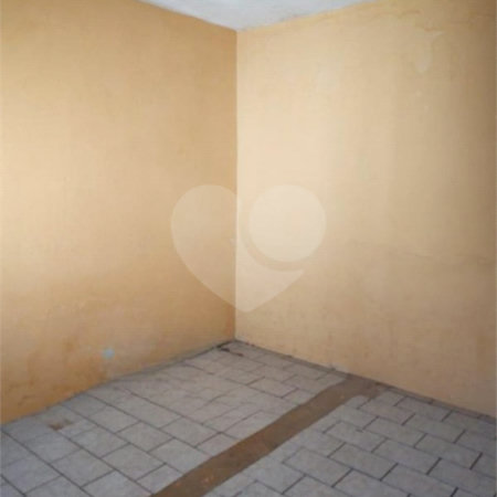 Casa térrea com 2 dormitórios, sendo 1 suíte.