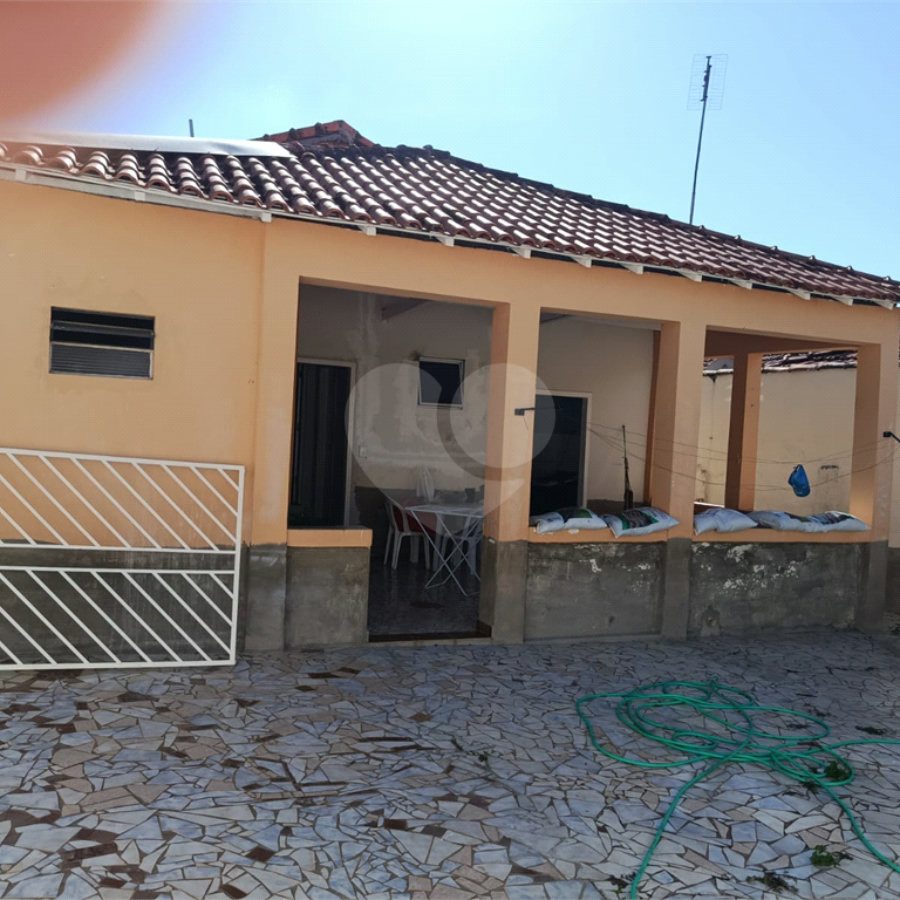 Casa térrea e espaçosa no centro da cidade por apenas R$370.000,00!!! Vamos agendar uma visita?