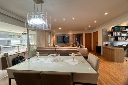 Apartamento á venda com 200m² - Bosque da Saúde