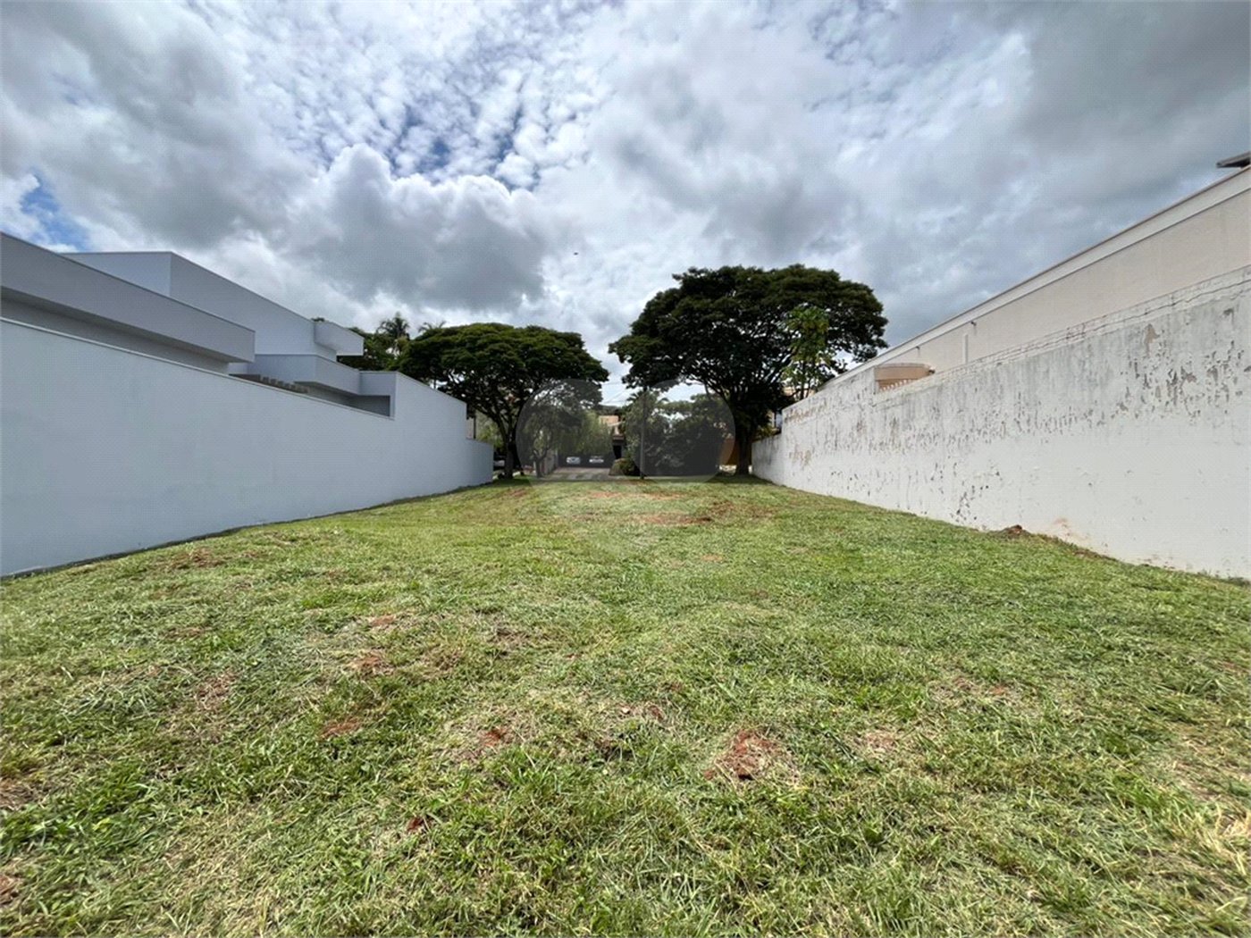 Terreno em condomínio fechado com 512 metros