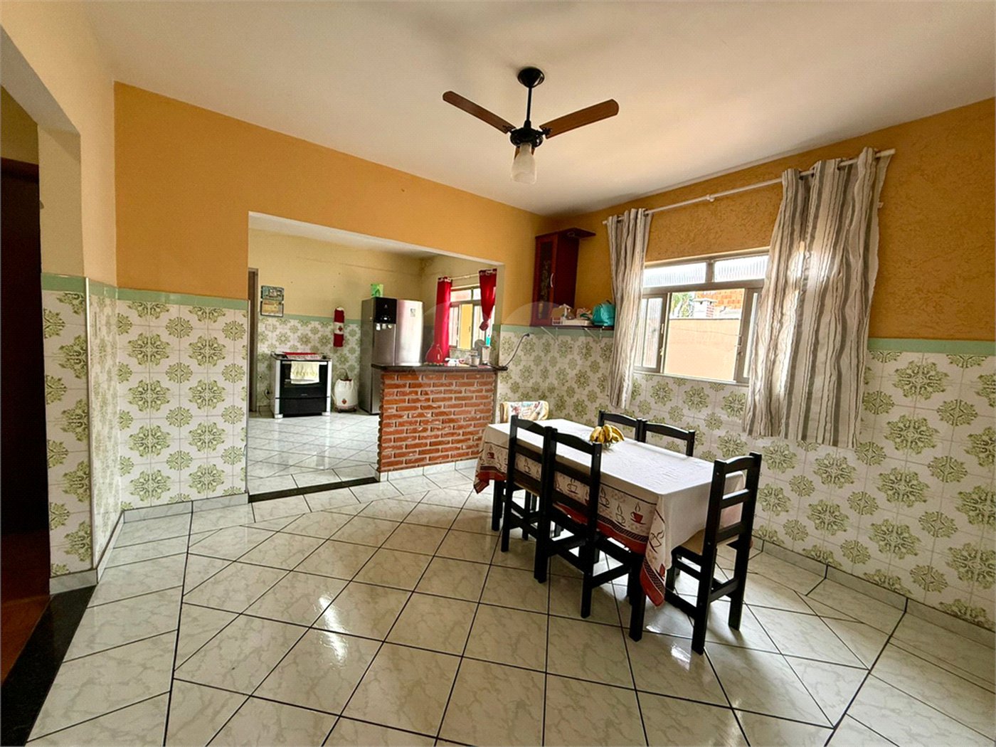 Casa térrea com piscina e 3 quartos.