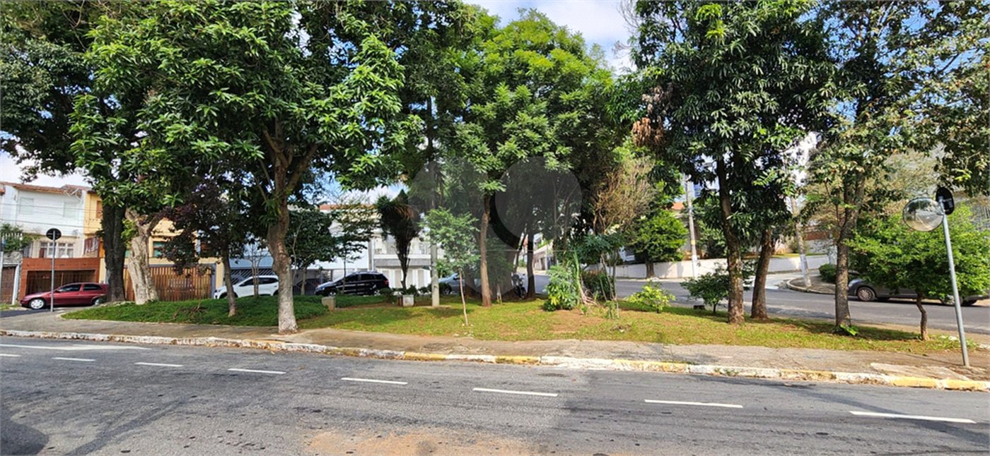 Casa térrea com duas edículas para venda - Saúde, SP.